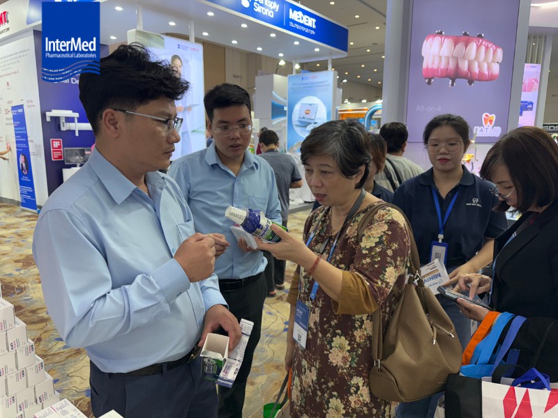 Bác sĩ xem sản phẩm nước súc miệng Chlorhexil Long Use 0.12%