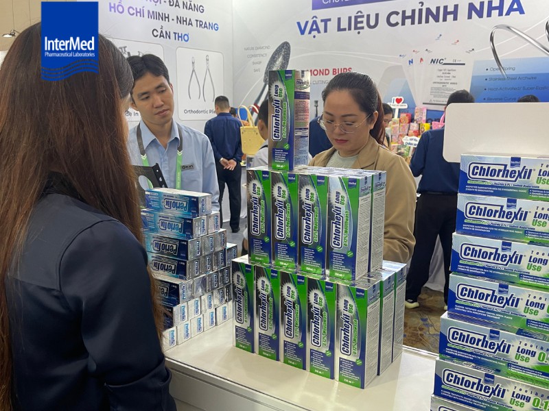 Bác sĩ tham quan gian hàng InterMed