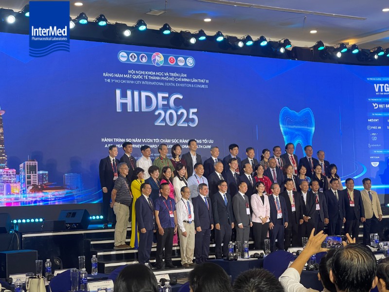 Bác sĩ cùng ban tổ chức chụp hình lưu niệm khai mạc Hidec 2025