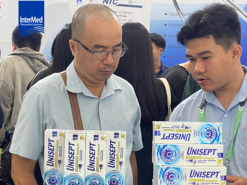 Bác sĩ được trình dược viên cung cấp thông tin sản phẩm Unisept