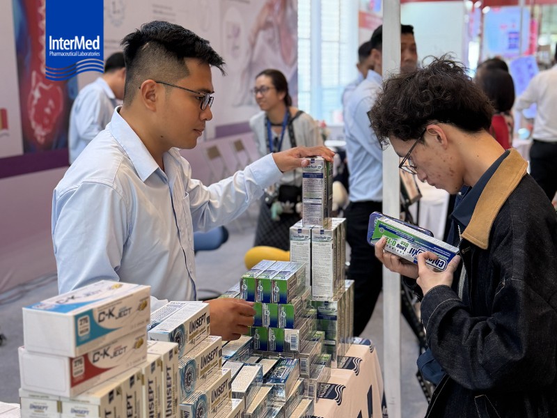 InterMed Việt Nam tham dự hội nghị Khoa học Kỹ thuật Răng Hàm Mặt lần thứ 48 (HNT4 - 2026) Bác sĩ xem thông tin sản phẩm kem đánh răng Chlorhexil