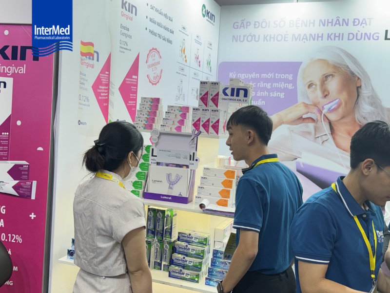 InterMed Việt Nam đồng hành cùng hội nghị APDC 2026 - HAIDEC Trình dược viên tư vấn cho bác sĩ hỏi thăm về sản phẩm InterMed