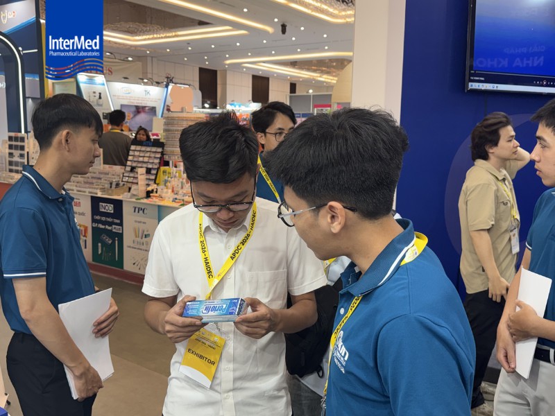 InterMed Việt Nam đồng hành cùng hội nghị APDC 2026 - HAIDEC Bác sĩ xem thông tin sản phẩm Gel Periofix