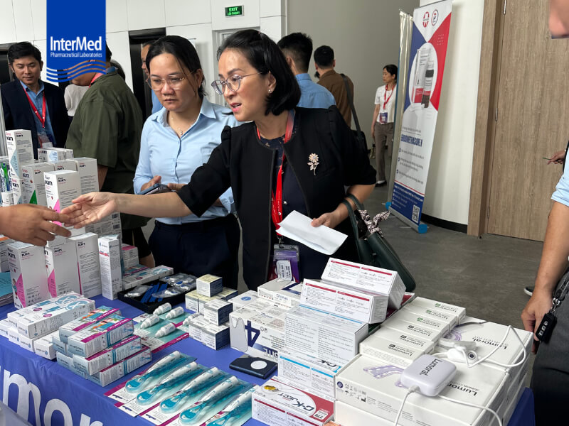 InterMed Việt Nam tham dự hội nghị Khoa học Quốc tế Khoa Răng Hàm Mặt - Trường Đại học Văn Lang (VLU 2026) Bác sĩ mua sản phẩm tại hội nghị nha khoa VLU 2026