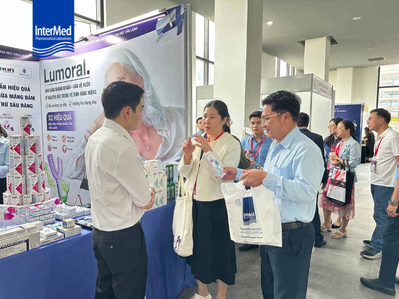 InterMed Việt Nam tham dự hội nghị Khoa học Quốc tế Khoa Răng Hàm Mặt - Trường Đại học Văn Lang (VLU 2026) Trò chuyện cùng bác sĩ tại gian hàng hội nghị nha khoa VLU 2026
