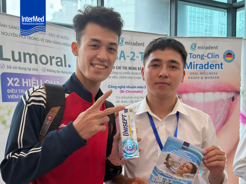 InterMed Việt Nam tham dự hội thảo nha khoa 05/10/2026 Chụp hình cùng khách hàng tại gian hàng